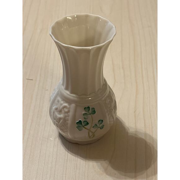 Belleek Shamrock Vase. Vintage 1989 - Picture 1 of 6